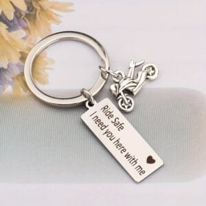 Engraved keyrings with the text „Ride Safe“ and motorcycle