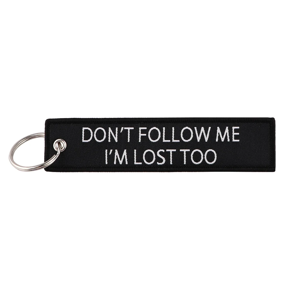 Medžiaginis raktų pakabukas su išsiuvinėta žinute „don't follow me I'm lost too“ ir apsiutais kraštais.