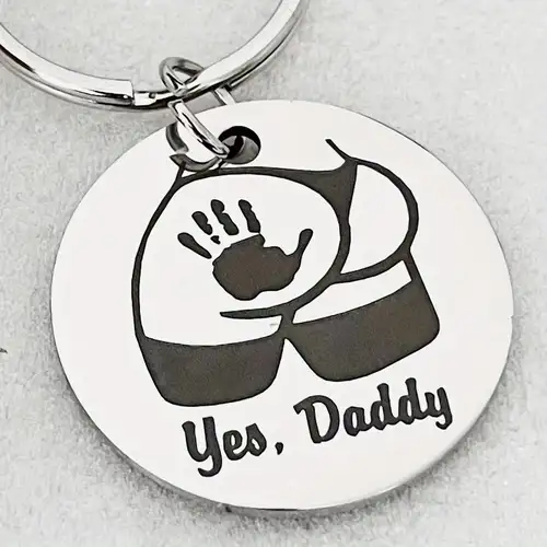 Graveeritud ümmargune ripats „Yes Daddy“ seksika disainiga