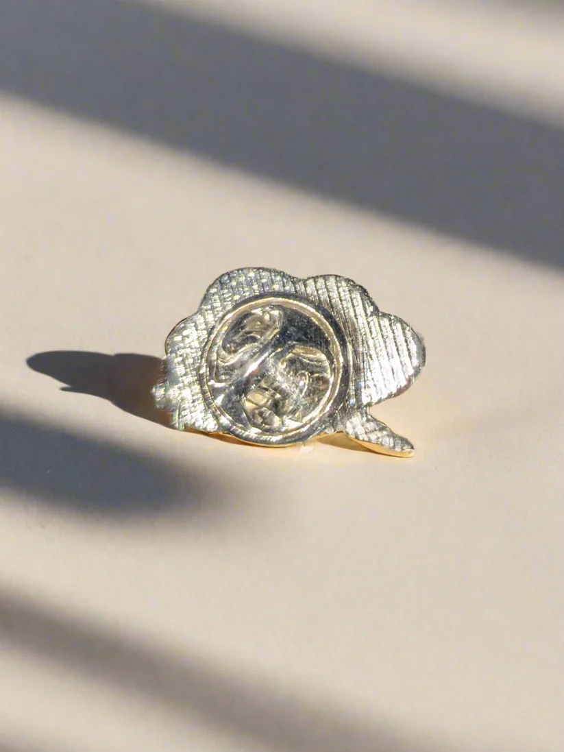 Metalinis ženkliukas su debesų ir žaibų motyvu sidabro spalvos