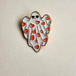 Balts spoks ar sarkanām sirsniņām uz lapas un sirds formas acīm emaljas piespraude Valentīna diena, Halovīni