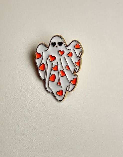 Baltas vaiduokliukas su raudonomis širdelėmis ant paklodės ir širdelės formos akimis emalio segė pin Valentino diena Helovinas
