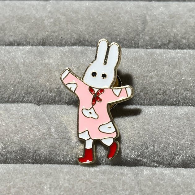 Baltas triušis rožinė suknelė raudoni bateliai emalio segė pin Miffy stiliaus personažas