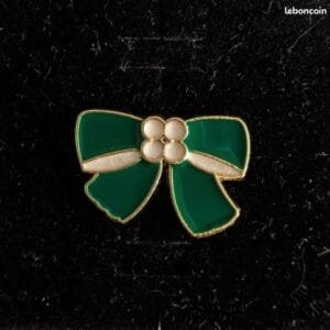 Rich green enamel ribbon with four pearls in the center, gold outline, elegant brooch
