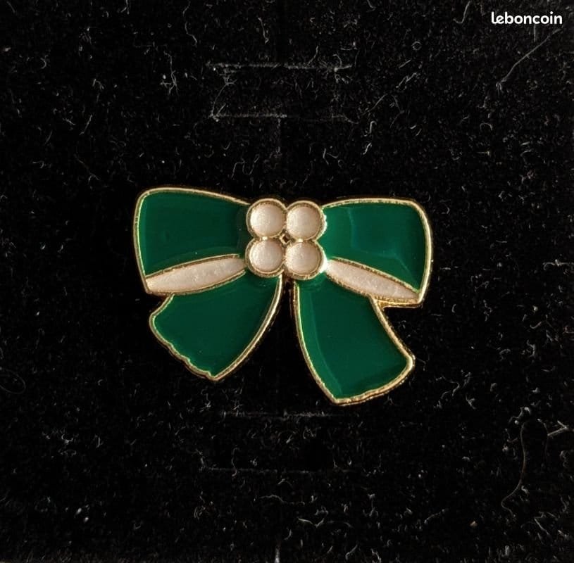 Rich green enamel ribbon with four pearls in the center, gold outline, elegant brooch