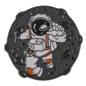 Kosmonaut kosmoses – valges skafandris oranžide detailidega astronaut hõljub asteroide vahel – emailist märk